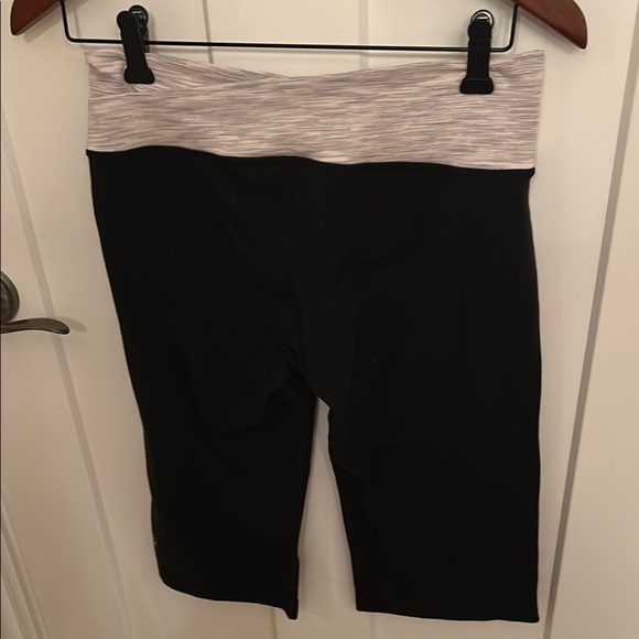 lululemon athletica Black and Blush Pink Athletic Shorts, size 8 - Picture 2 of 4